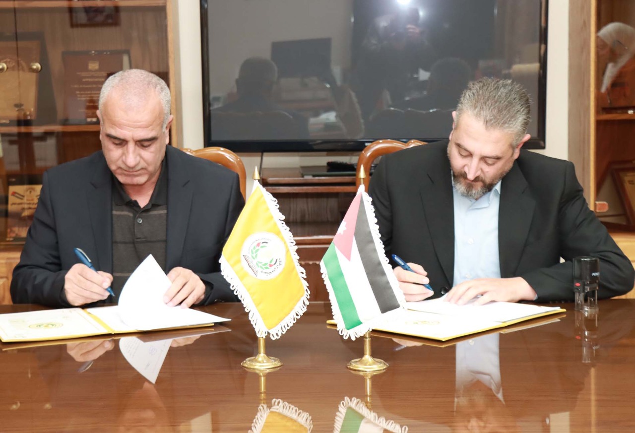 Signing a memorandum of cooperation between Etisalati Academy and the university.
